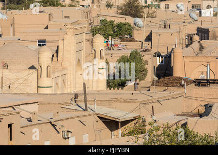 Edifici storici Itchan Kala fortezza nel centro storico di Khiva. UNESCO World Heritage Site in Uzbekistan in Asia centrale Foto Stock