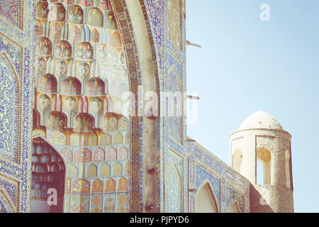 Motivi decorativi e dettagli architettonici presso l'entrata principale di Abdullaziz Khan madrasah a Bukhara, Uzbekistan Foto Stock