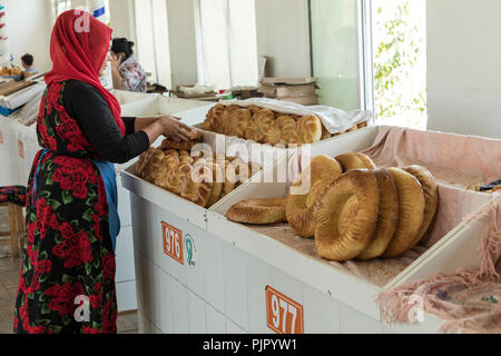 TASHKENT, UZBEKISTAN - Agosto 22 2018: pianura nazionale uzbek pane venduto nel mercato - Tashkent, Uzbekistan. Foto Stock