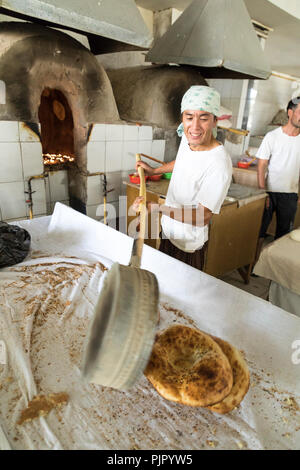 TASHKENT, UZBEKISTAN - Agosto 22 2018: pianura nazionale uzbek pane venduto nel mercato - Tashkent, Uzbekistan. Foto Stock