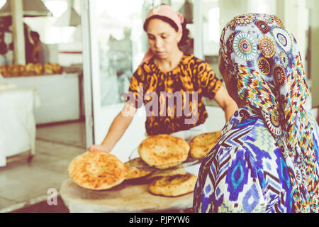 TASHKENT, UZBEKISTAN - Agosto 22 2018: pianura nazionale uzbek pane venduto nel mercato - Tashkent, Uzbekistan. Foto Stock