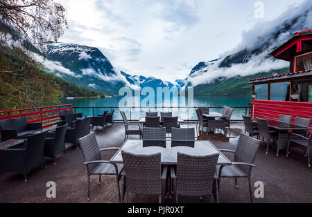 La bellissima natura della Norvegia paesaggio naturale. Cafe sullo sfondo della natura lovatnet lago. Foto Stock