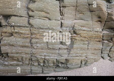 Marine interbedded in pietra arenaria con depositi vulcanici a Ferriter's Cove, Kerry Foto Stock