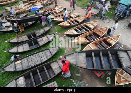 Barca maker visualizzare la barca di legno per la vendita al mercato Kaikkarateke , Narayanganj distretto in Bangladesh. Il 21 giugno 2015 barca maker in settimanale " Foto Stock