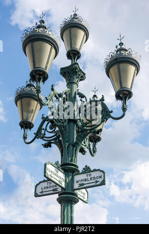 Lampada vittoriana post, Mitcham Road, Tooting, London Borough of Wandsworth, Greater London, England, Regno Unito Foto Stock