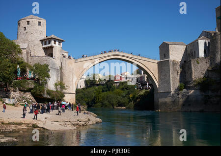 Il Stari Most (Ponte Vecchio) che attraversa il fiume Neretva a Mostar, in Bosnia ed Erzegovina. Foto Stock