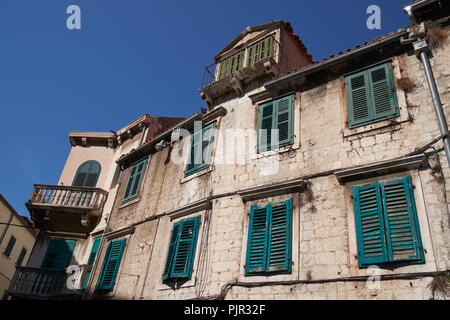 Vecchio edificio con finestre con persiane sulla piazza di frutta (Trg Brace Radic), Split, Dalmazia, Croazia. Foto Stock