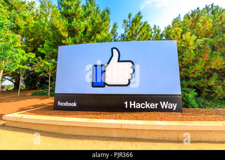 Il Menlo Park, California, Stati Uniti - Agosto 13, 2018: un segno in ingresso al quartier generale di Facebook, leader mondiale dei social network company, 1 modo Hacker, Silicon Valley. Il Facebook Like Button segno. Foto Stock