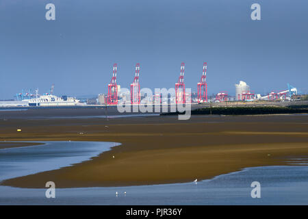 Vista attraverso la bocca del fiume Mersey da Leasowe verso Liverpool docks e contenitore porta. Foto Stock