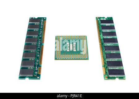 Una vecchia CPU e due moduli di RAM isolato su bianco. Foto Stock