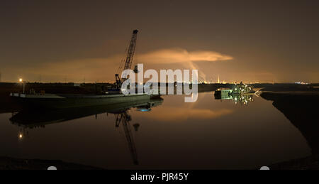 Un rimorchiatore di alta tecnologia e industria con riflessione pulita. Riprese panoramiche a Duisburg, Germania. Foto Stock