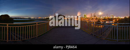 Industria panoramica shot che mostra le parti settentrionali di Duisburg, Germania. Non ci sono molti tipi di industrie mancante in questa immagine. Foto Stock