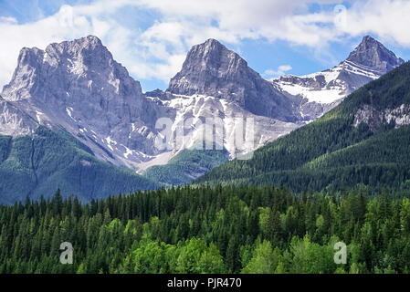 Una vista di tre sorelle Mountain cercando dal sentiero. Foto Stock