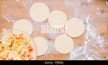 Passo dopo passo. Rendendo fatta in casa le empanadas con vari ripieni. Foto Stock