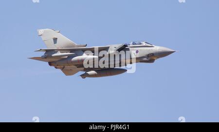 Royal Air Force Panavia Tornado GR4 jet fighter esecuzione di alta velocità flypast al 2018 Royal International Air Tattoo Foto Stock