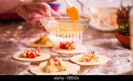 Passo dopo passo. Rendendo fatta in casa le empanadas con vari ripieni. Foto Stock