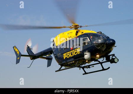 La Metropolitan Police elicottero G-MPSA. Eurocopter EC145 sbarco. In bilico Foto Stock