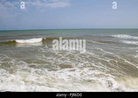 Foto di Qazvin mare città di Ramsar nella Repubblica Islamica dell Iran, che mostrano il mare e molte onde di acqua. Foto Stock