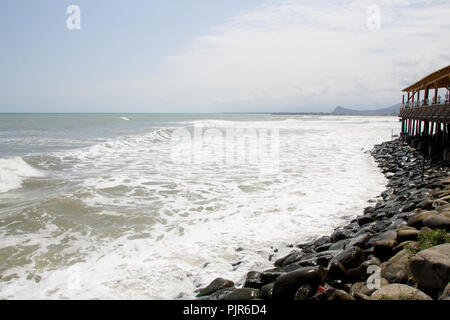 Foto di Qazvin mare città di Ramsar nella Repubblica Islamica dell Iran, che mostrano il mare e la sua spiaggia e alcune rocce e molte onde di acqua. Foto Stock