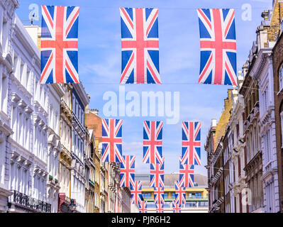 Molte bandiere Unione europea martinetti volare al di sopra di una Street a Londra. Foto Stock