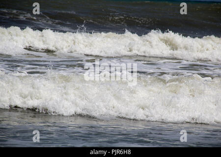 Foto di Qazvin mare città di Ramsar nella Repubblica Islamica dell Iran, che mostrano il mare e molte onde di acqua. Foto Stock