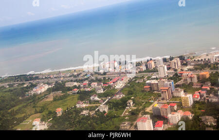 Ariel foto di Ramsar città nella Repubblica Islamica dell Iran, che mostrano alcune case e montagne e stress e Qazvin Mare. Foto Stock