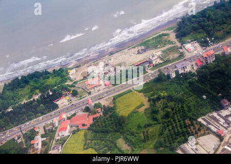 Ariel foto di Ramsar città nella Repubblica Islamica dell Iran, che mostrano alcune case e montagne e stress e Qazvin Mare. Foto Stock