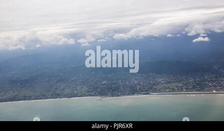 Ariel foto di Ramsar città nella Repubblica Islamica dell Iran, che mostrano alcune case e montagne e stress e Qazvin Mare. Foto Stock