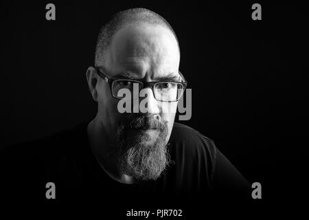 Chiave di basso, studio ritratto di un uomo barbuto Foto Stock