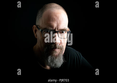 Chiave di basso, studio ritratto di un uomo barbuto Foto Stock