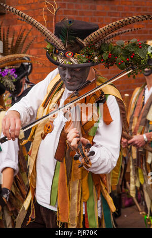 Morris uomo ballerina di eseguire e di suonare il violino al di fuori al Cheshire città mercato di Sandbach Cheshire England Regno Unito Foto Stock