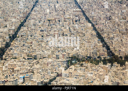 Ariel foto di Tehran città nella Repubblica Islamica dell Iran, che mostrano le strade e gli edifici e alcune vetture e alcuni alberi. Foto Stock