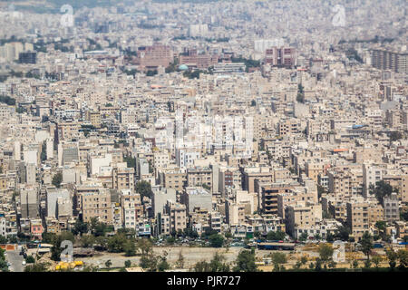 Ariel foto di Tehran città nella Repubblica Islamica dell Iran, che mostrano le strade e gli edifici e alcune vetture e alcuni alberi. Foto Stock