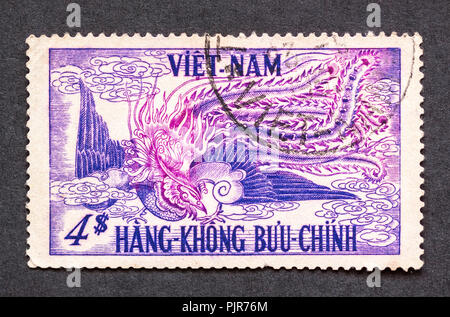 Annullato airmail timbro dal Vietnam Repubblica raffigurante mitica creatura. Foto Stock