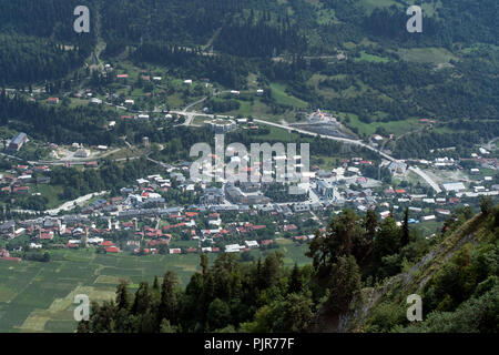 In alto consente di visualizzare la destinazione turistica del villaggio di montagna di Mestia, nella regione di Savanti, Georgia. Famosa per le circostanti montagne del Caucaso. Foto Stock