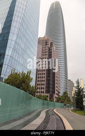 Footwalk e fontana a Salesforce Transit Centre Park di San Francisco, California, Stati Uniti, su un mattino nuvoloso. Foto Stock