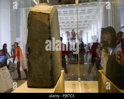 I visitatori del British Museum di Londra guarda la Rosetta Stone Foto Stock