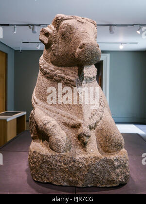 Una scultura del humped bull Nandi dal XVI secolo, sul display nel British Museum a Londra, Inghilterra Foto Stock