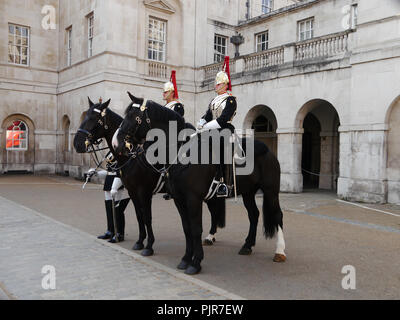 Il Quens bagnini (Blues e Royals) a prendere parte alla cerimonia di smontaggio presso la sfilata delle Guardie a Cavallo, Londra Foto Stock
