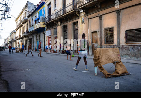 L'Avana, Cuba - CIRCA NEL MAGGIO 2017: i ragazzi che giocano a calcio per le strade di l'Avana. Questo è tipico in giro per la città. Foto Stock