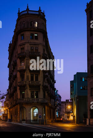 L'Avana, Cuba - CIRCA NEL MAGGIO 2017: ferro piatto di un edificio in stile in Zanja Street nella porzione di Havana meglio noto come Chinatown di notte. Un popolare turiste Foto Stock