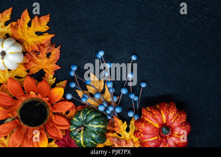 Bella autunno autunno scena decorativo e disposizione. Sfondo nero con copia supplementare di spazio. Scena include le zucche, girasoli e zucche Foto Stock