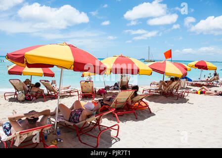 Frequentatori di spiaggia in Waikiki Hawaii Foto Stock