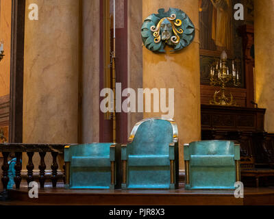 Cattedrale Saint-Pierre di Rennes. Nel coro in primo piano, l'arredamento, realizzata dallo scultore Arcabas (1995). Foto Stock