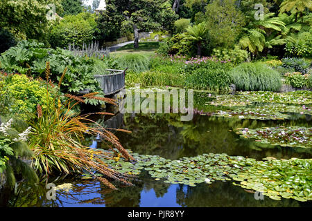 Giardino a piedi attorno a modo stagno Foto Stock