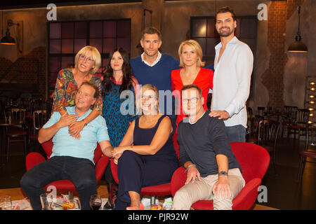 (V.l.) Margarethe Schreinemakers, Andy Holzer, Anna Fischer, Michael "Micky" Beisenherz, Yvonne Willicks, Susan Link, Matthias Opdenhövel und Jimi Blu Foto Stock