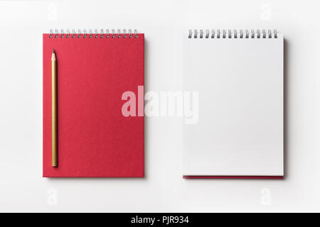 Concetto di Design - vista superiore della spirale rosso notebook e matita colorata collezione isolati su sfondo bianco per mockup Foto Stock