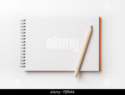 Concetto di Design - vista superiore della spirale arancione notebook e matita colorata collezione isolati su sfondo bianco per mockup Foto Stock