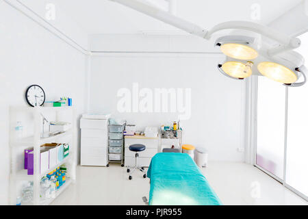 Close up mano azienda strumenti chirurgici in sala operatoria. Foto Stock