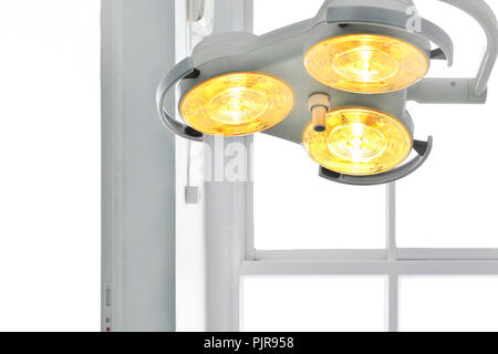 Close up mano azienda strumenti chirurgici in sala operatoria. Foto Stock